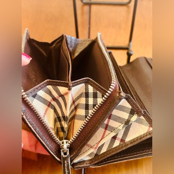 Burberry brown leather with Nova Check design compact wallet. Unisex - Picture 2 of 14